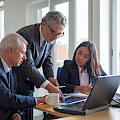 © pch.vector | magnific.com | Konzentrierte Kollegen schauen sich Statistikdiagramme an und sprechen über Arbeit. Professionelle Führungskräfte und junge Assistenten bereiten den Geschäftsplan vor. Teamwork-, Management- und Partnerschaftskonzept