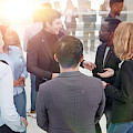 © ASDFpik | magnific.com | Mitarbeiter diskutieren im Büro über Arbeitsprobleme